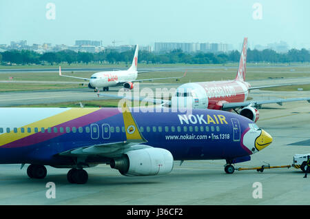 Nok Air Boeing 737, Air Asia Airbus A320 e Thai Lion Boeing 737 a Don Meung aeroporto, Bangkok, Thailandia Foto Stock