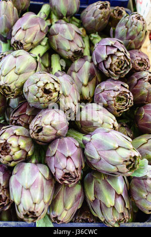 Aartichokes in un mercato ortofrutticolo Foto Stock