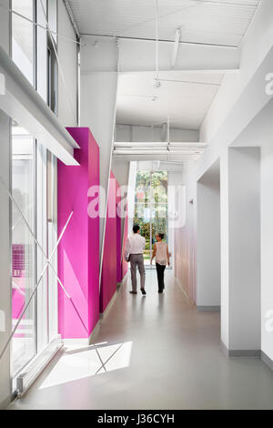 Vista interna del corridoio che conduce dalla lobby per gli spazi d'ufficio. Olmsted Center di New York Department of Parks sede, New York, Stati Uniti. Arc Foto Stock