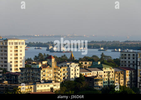Le navi nel fiume Yangon e blocchi di appartamenti, Yangon, Myanmar Foto Stock