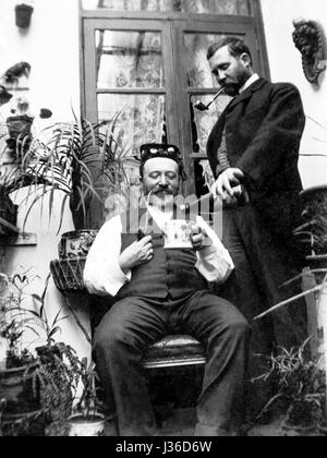 Due Edwardian colleghi, sia con la barba e pipe, godetevi un drink insieme, immagine presa circa 1910 Foto Stock