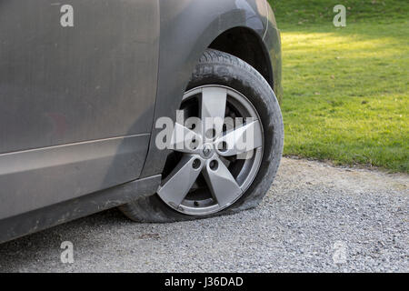 Abbazia BOTLTON, Regno Unito - 8 April 2017. Renault Scenic con piatto di pneumatici anteriori a causa di foratura Foto Stock