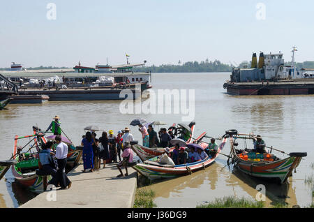 Persone scendere piccole imbarcazioni dopo aver attraversato il fiume Yangon, Myanmar Foto Stock