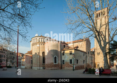 La mattina presto a San Giacomo dallâ Orioo chiesa nel quartiere di Santa Croce di Venezia. Foto Stock