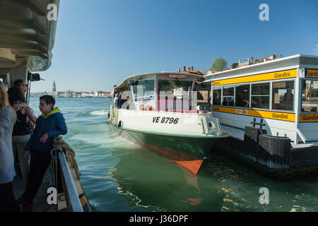 Il vaporetto alla fermata Giardini nel quartiere di Castello di Venezia. Foto Stock