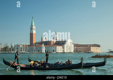 Gondole sul bacino di San Marco a Venezia. Chiesa di San Giorgio Maggiore in background. Foto Stock