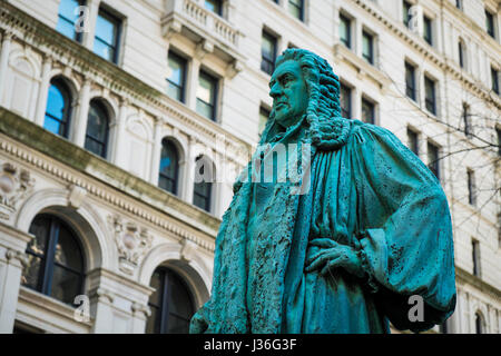 Verde statua in bronzo nella chiesa della trinità cimitero, New York City Foto Stock