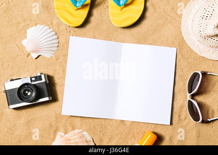 La vacanza estiva composizione. Il flip flop, cappello e altre cose Foto Stock