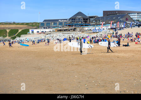 Newquay, Regno Unito. spiaggia frequentatori godetevi il sole in un ambiente luminoso e soleggiato nel pomeriggio a molla su Fistral Beach in Newquay. Foto Stock