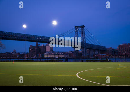 Accesa al campo di calcio di notte nei pressi di Williamsburg Bridge, New York City Foto Stock