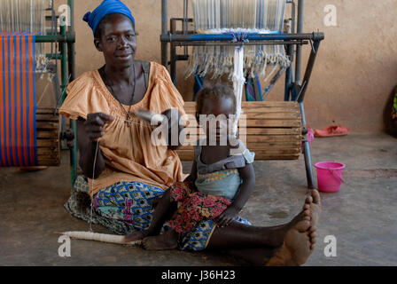 Il Burkina Faso, Kaya, progetto di aiuto della Chiesa cattolica per costretto le donne sposate in Boken, formazione professionale e occupazione come tessitore Foto Stock