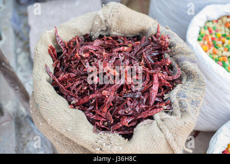 Peperoncino essiccato in un sacco in corrispondenza di un mercato alimentare in India Foto Stock