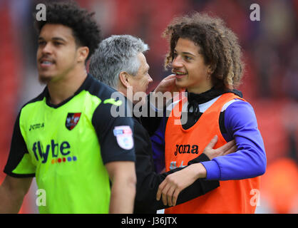 Exeter City Direttore del calcio Steve Perryman si congratula con Exeter City's Ethan Ampadu Foto Stock