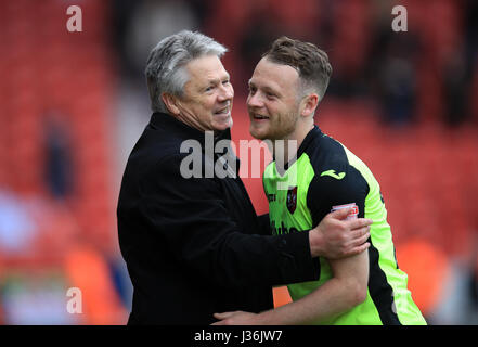 Exeter City Direttore del calcio Steve Perryman e Jake Taylor di Exeter City Foto Stock