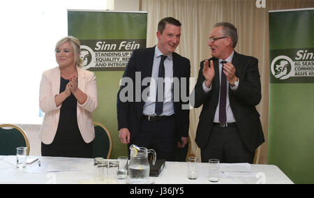 Sinn Fein leader per l Irlanda del Nord Michelle O'Neill e MLA Gerry Kelly (destra) congratularmi con John Finucane (centro), figlio di assassinati solicitor Pat Finucane, dopo che egli è stato annunciato come il partito del candidato per Belfast nord nelle prossime elezioni di Westminster, a una convenzione di elezione a Belfast. Foto Stock