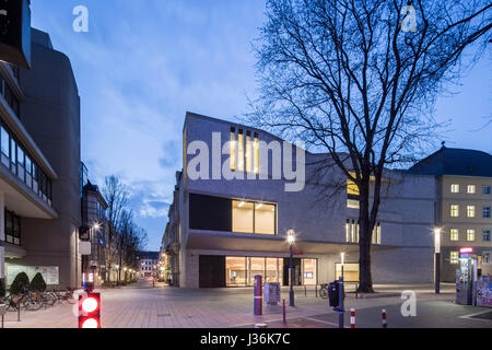 Angolo di elevazione sulla pubblica piazza con il contesto al crepuscolo. Haus der Bildung - Biblioteca Comunale di Bonn, Bonn, Germania. Architetto: kleyer.koblitz.letzel.fr Foto Stock