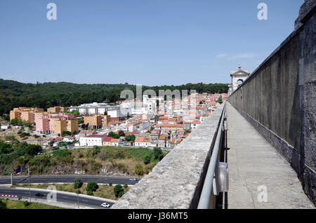 Lisbona, Portogallo, vista lungo il lato del sud di Aguas Livres acquedotto attraversando la valle dell'Alcantara Foto Stock