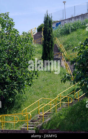 Una lunga scalinata in quattro i voli di lunga durata, collegando un alloggio sociale complesso da una strada principale con autobus in Campolide quartiere di Lisbona, Portogallo Foto Stock