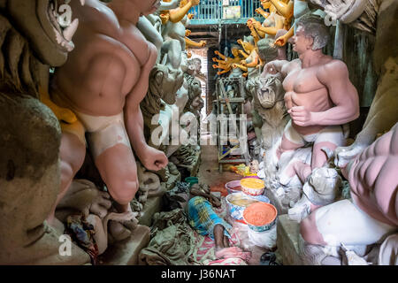 Un vasaio dorme sul pavimento della sua officina nel quartiere Kumartuli di Kolkata Foto Stock