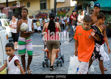 Scena di strada a Morro Dona Marta Favela a Rio de Janeiro in Brasile Foto Stock