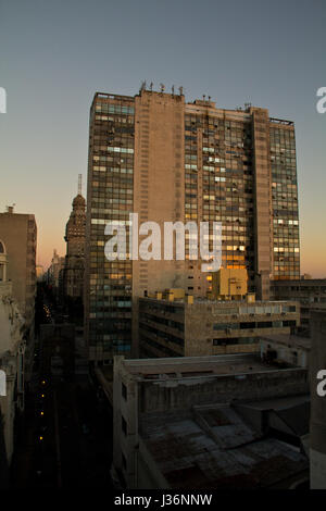 La luce del tramonto a Montevideo con grande prospettiva all'orizzonte. Edifici di tramonto. Luce colorata. Foto Stock