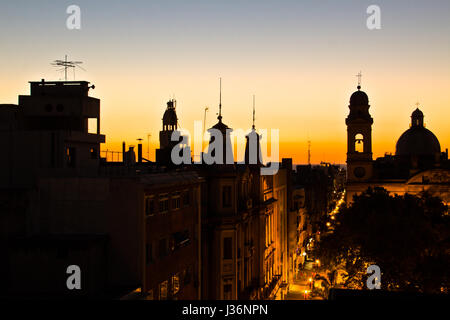 La luce del tramonto a Montevideo con grande prospettiva all'orizzonte. Edifici di tramonto. Luce colorata. Foto Stock