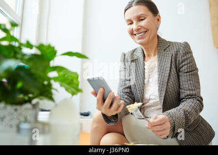 Senior donna con pausa pranzo Foto Stock