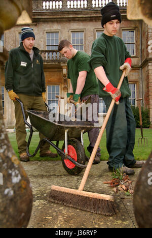 Tom underwood (pianura hat) e ben Lewis che sono detenuti di ashfield giovani delinquenti istituto lavora in Dyrham Park, con Nathan bengey (con striping hat) Foto Stock