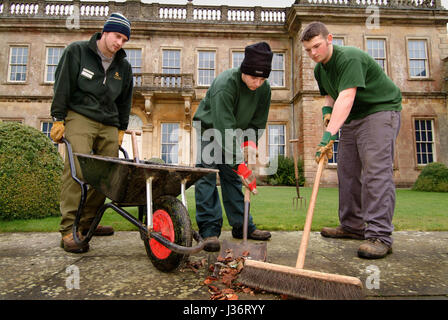 Tom underwood (pianura hat) e ben Lewis che sono detenuti di ashfield giovani delinquenti istituto lavora in Dyrham Park, con Nathan bengey (con striping hat) Foto Stock