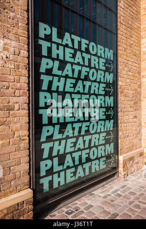 Teatro della piattaforma alloggiato in una vecchia ferrovia capannoni di King's Cross in Borough di Camden, London, England, Regno Unito Foto Stock