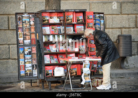 Libro di Souvenir venditore Toledo Spagna Foto Stock