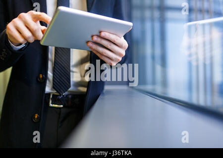 Mani maschio con tavoletta digitale Foto Stock