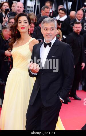 George Clooney con la moglie Amal che arrivano sul tappeto rosso per il film "denaro Monster' 69a Cannes Film Festival Maggio 12, 2016 Amal Clooney indossa un abito disegnato da Versace e gioielli di Cartier Foto Stock