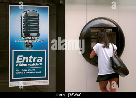 Banca, bancomat (ATM) e la pubblicità in lingua Galiziana, Lugo, regione della Galizia, Spagna, Europa Foto Stock
