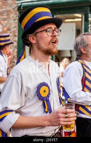 Tradizionale Morris ballerini eseguono in High Street, Lewes, Sussex, Regno Unito Foto Stock