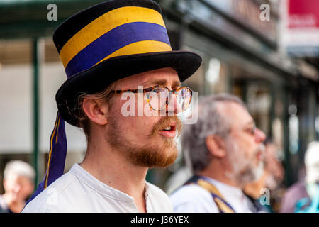 Tradizionale Morris ballerini eseguono in High Street, Lewes, Sussex, Regno Unito Foto Stock