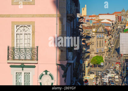 Porto Portogallo centro, vista in estate lungo la Rua dos Clerigos nel centro di Porto, con l'Igreja dos Congregados in mezzo, Portogallo Foto Stock