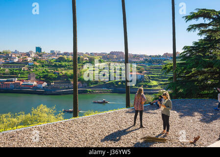 Parco di Porto, vista dei turisti godendo la vista panoramica del fiume Douro da una terrazza nel Jardins do Palacio de Cristal a Porto, Portogallo. Foto Stock