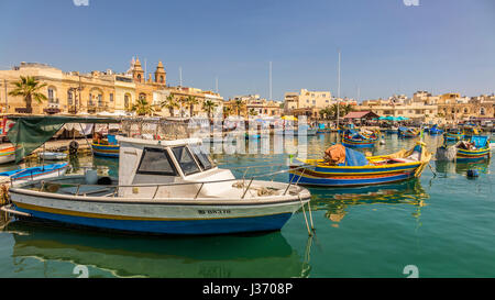 Barche da pesca in porto, ,il villaggio di Marsaxlokk, Malta Foto Stock