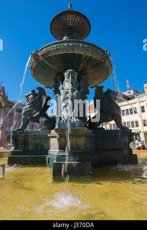 Fontana Porto Portogallo, vista della Fontana dei Leos (Fonte dos Leoes) situata nella Praca de Gomez Teixeira vicino alla chiesa di Igreja do Carmo, in Europa Foto Stock