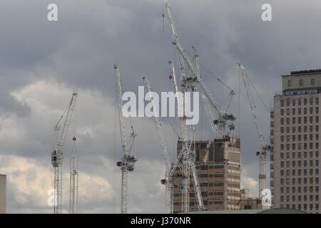 Un gruppo di gru e blocchi a torre nello skyline di Londra Foto Stock