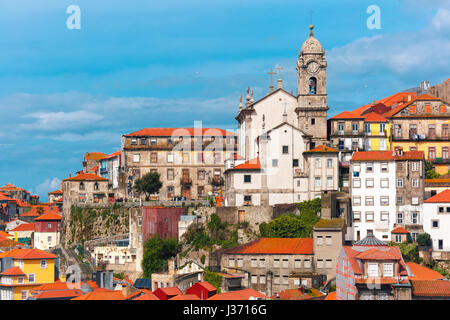 Divertimento case colorate nella città vecchia di Porto, Portogallo Foto Stock