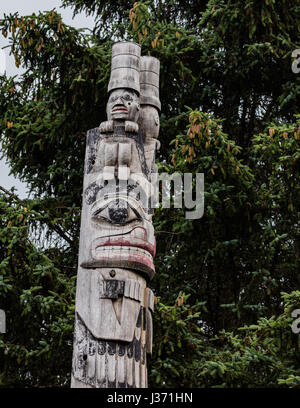 Nativo americana Tlingit Totem Poles in Sitka, Alaska. Foto Stock