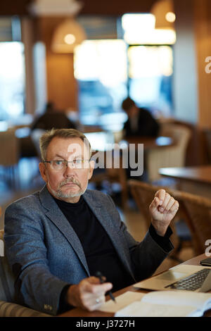 Ritratto di fiducioso imprenditore maturo Foto Stock
