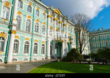 Facciata del palazzo d'inverno, lo stato Hermitage Museum di San Pietroburgo, Russia Foto Stock