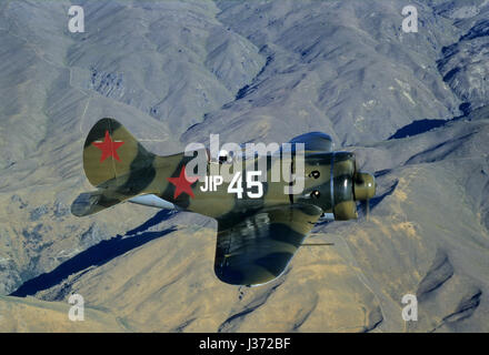 Il pilota è sventolata e battenti una rara fighterplane sovietica da WW II Polikarpov I-16 Rata volare sopra le Alpi del Sud in Nuova Zelanda Foto Stock