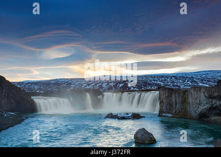 Goðafoss / Godafoss, cascate del fiume glaciale Skjálfandafljót in inverno, Bárðardalur / Bardardalur, Islanda Foto Stock