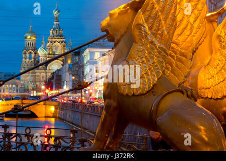 Vista la Chiesa del Sangue Versato con statue che ornano il Bankovsky ponte in primo piano, San Pietroburgo, Russia Foto Stock