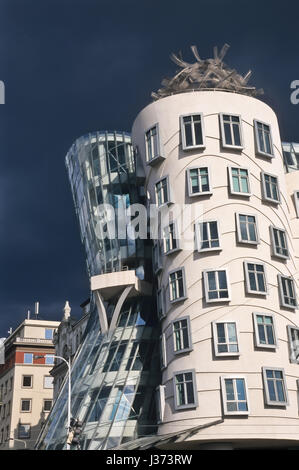 Prag, Tanzendes Haus von Frank Gehry an der Moldau Foto Stock