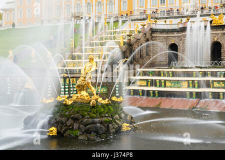 La grande cascata, Peterhof, nei pressi di San Pietroburgo, Russia Foto Stock